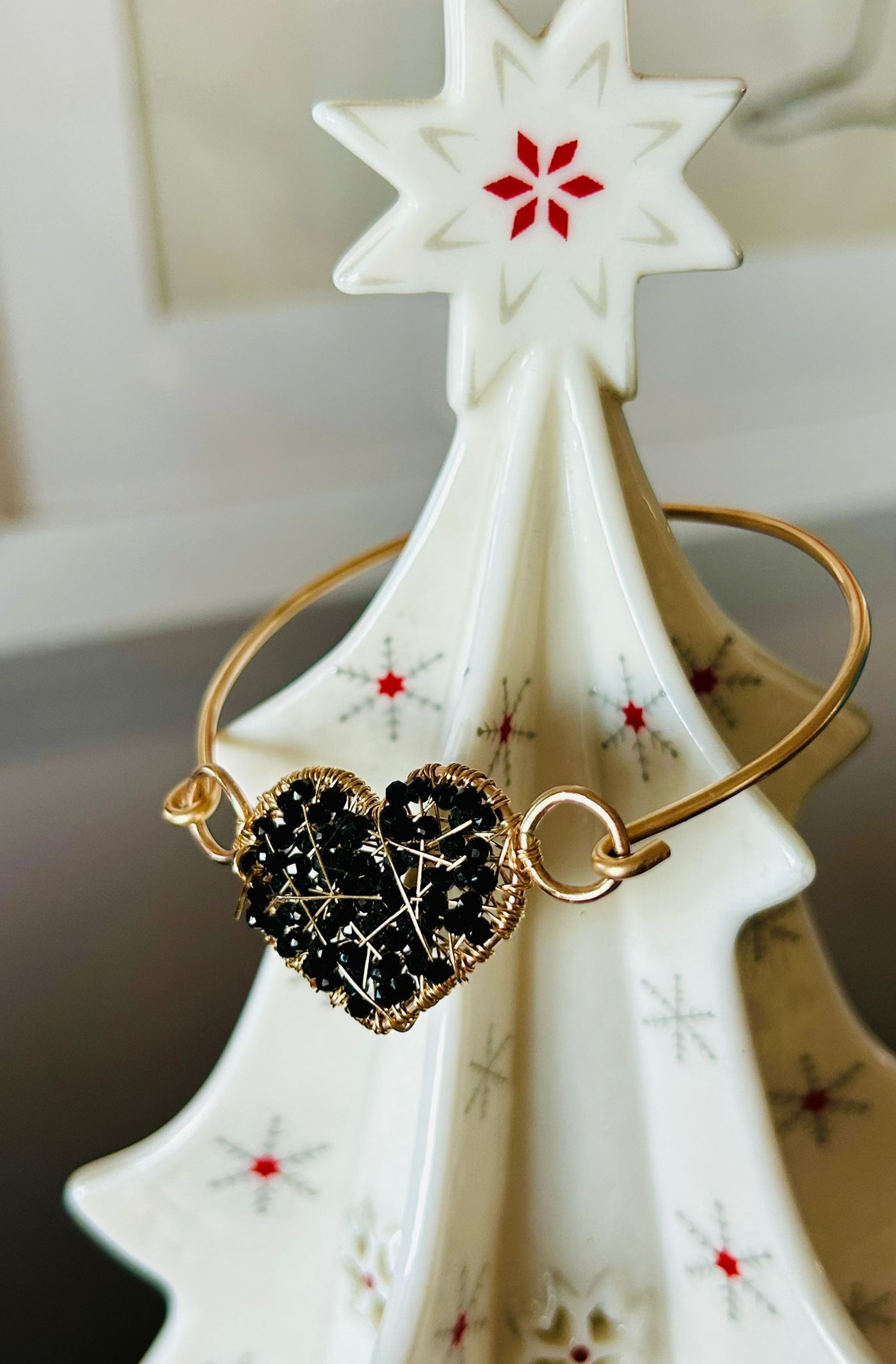 Bracciale rigido con cuore e pietre nere