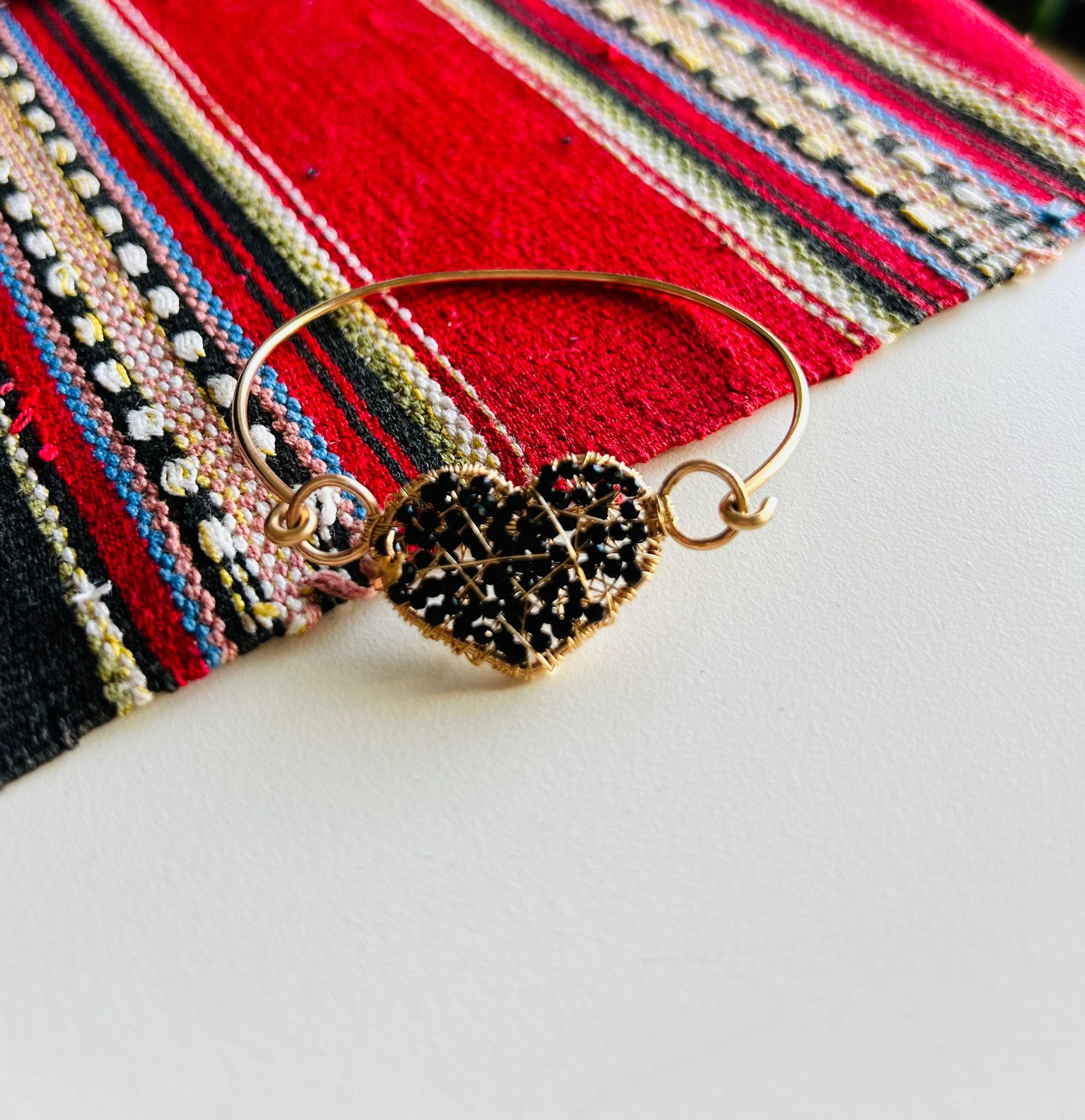 Bracciale rigido con cuore e pietre nere