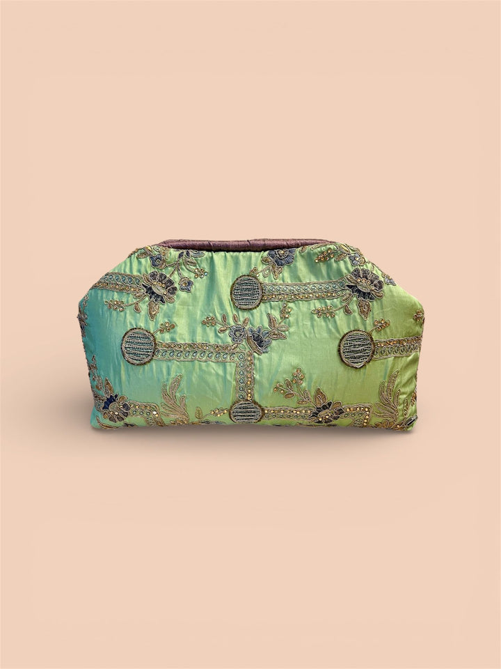CLUTCH SHANTUNG DI SETA VERDE E PERLINE