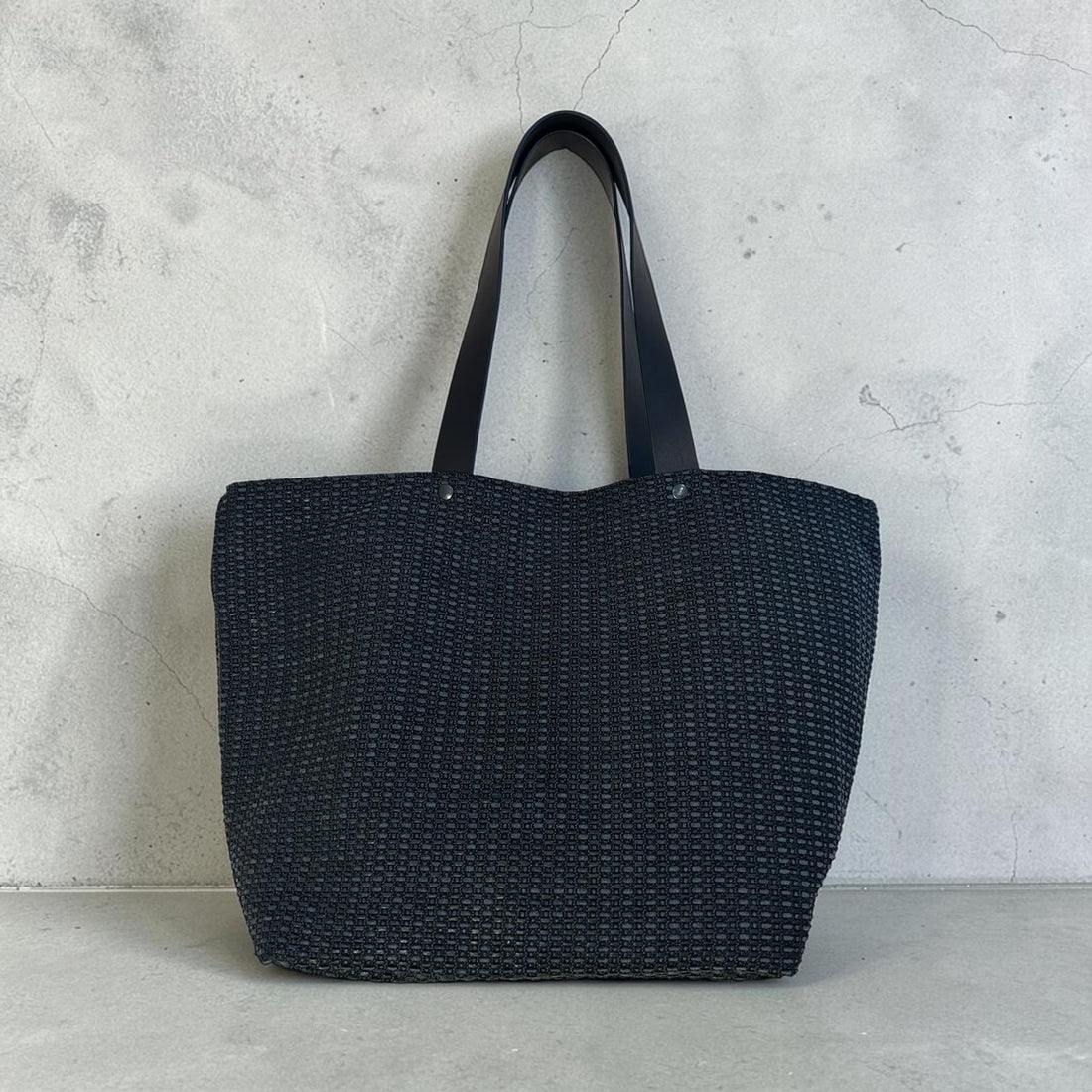 Borsa a spalla nera con manico in cuoio
